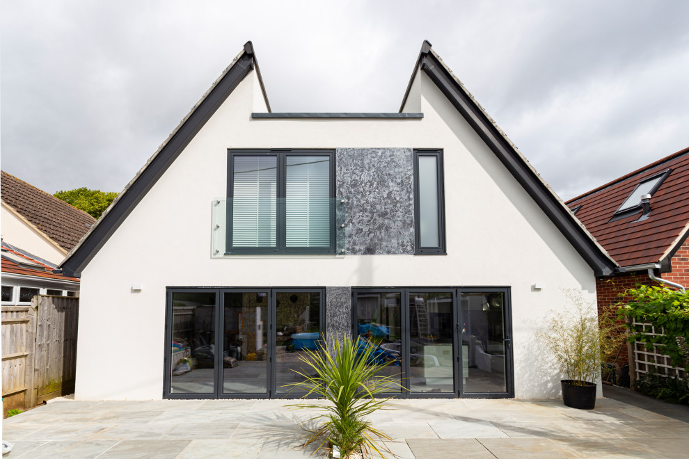 Ejemplo de fachada de casa blanca y gris contemporánea de dos plantas con tejado a dos aguas y tejado de teja de barro