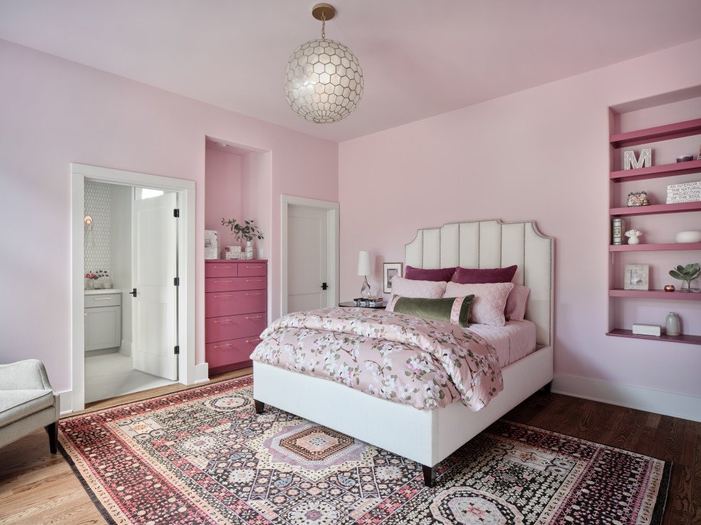 На фото: спальня в стиле ретро с розовыми стенами, паркетным полом среднего тона и коричневым полом с
