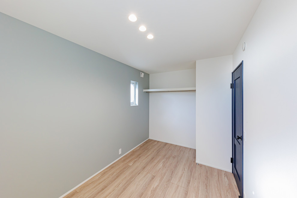 Inspiration pour une chambre d'enfant minimaliste de taille moyenne avec un mur gris, parquet clair, un sol beige, un plafond en papier peint et du papier peint.