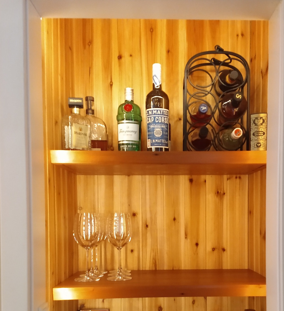 Esempio di un piccolo angolo bar senza lavandino tradizionale con mensole sospese, ante marroni, paraspruzzi marrone e paraspruzzi in legno