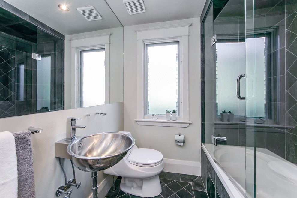 Transitional bathroom photo in Toronto