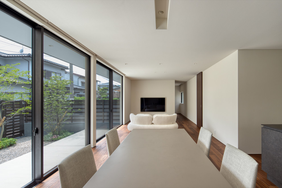 На фото: гостиная-столовая среднего размера в стиле модернизм с белыми стенами, темным паркетным полом, коричневым полом, потолком с обоями и обоями на стенах