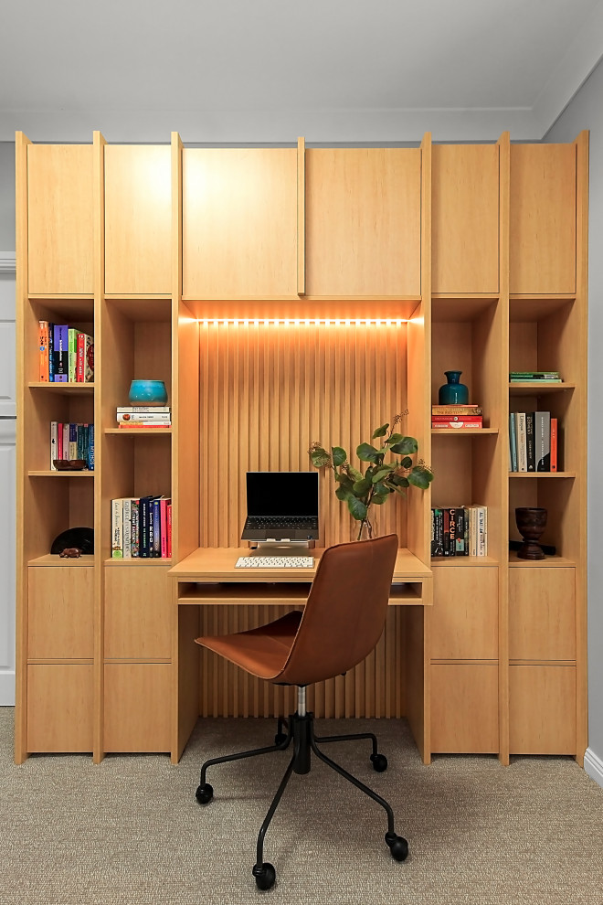 シドニーにある高級な小さなアジアンスタイルのおしゃれな書斎 (グレーの壁、カーペット敷き、造り付け机、グレーの床) の写真