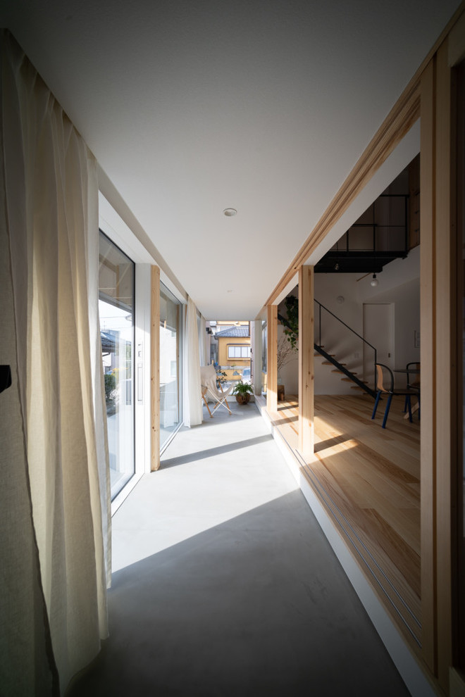 他の地域にあるアジアンスタイルのおしゃれな縁側・ポーチ (コンクリート敷き	) の写真