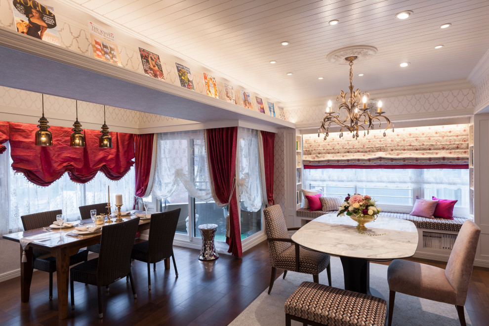 大阪にある広いヴィクトリアン調のおしゃれなオープンリビング (白い壁、濃色無垢フローリング、壁掛け型テレビ、茶色い床) の写真