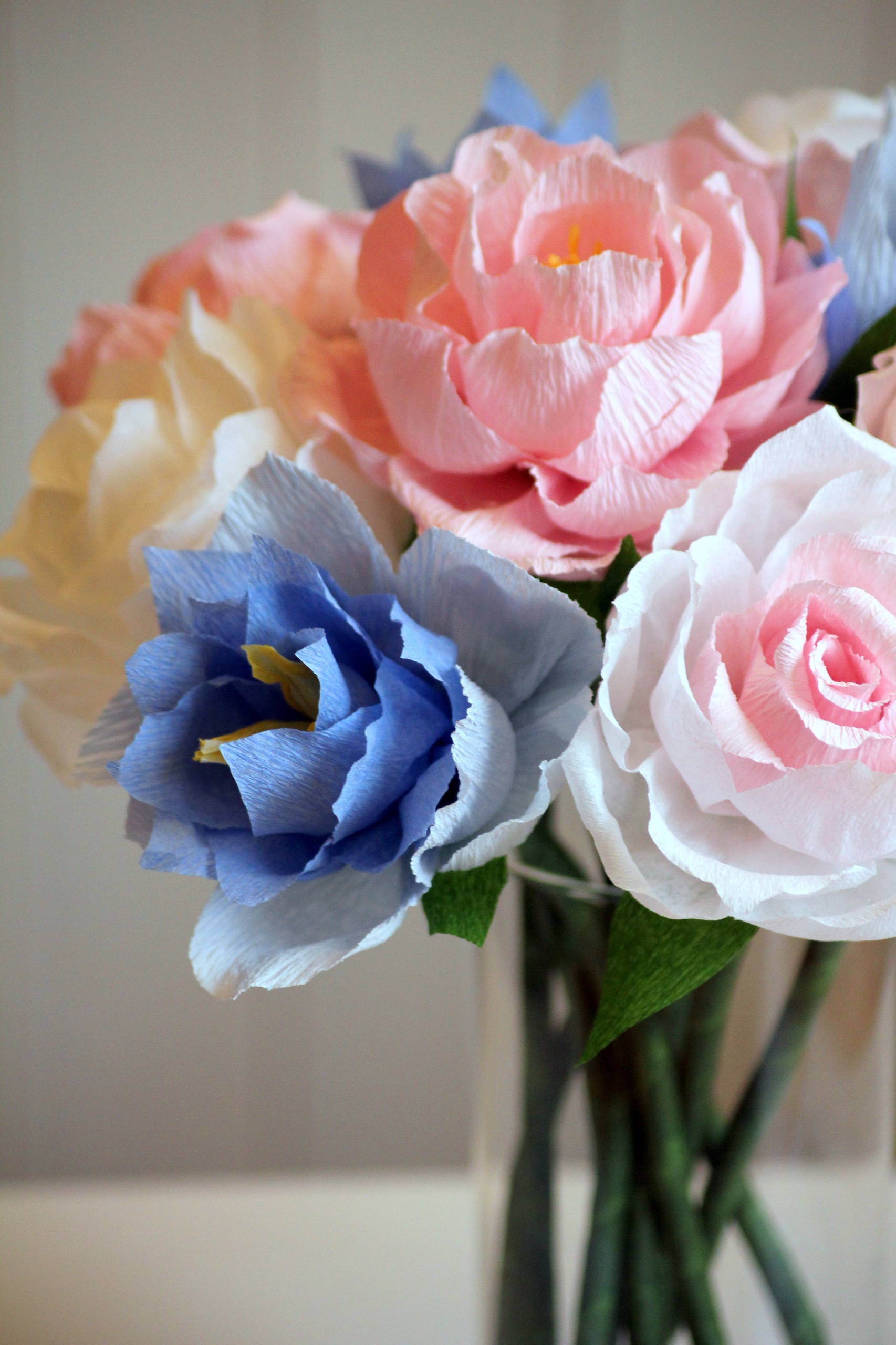 Цветы из бумаги своими руками: из гофрированной или цветной бумаги – простые,объемные, гигантские бумажные цветы
