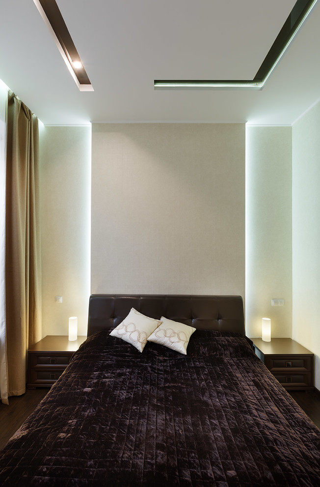 На фото: хозяйская спальня среднего размера в современном стиле с бежевыми стенами, темным паркетным полом и коричневым полом