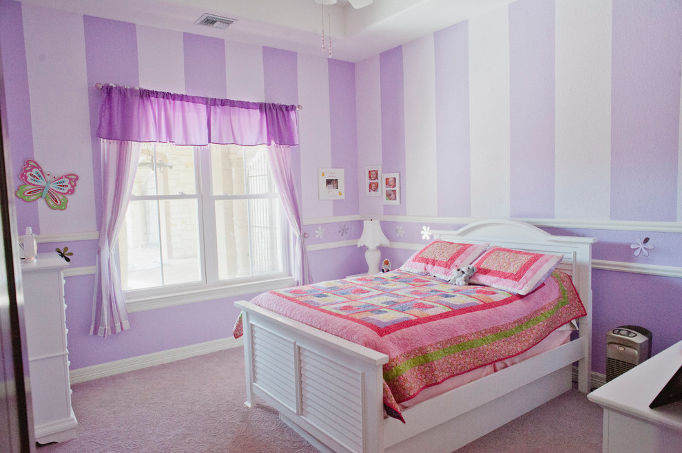 Inspiration for an expansive traditional guest bedroom in Austin with multi-coloured walls and carpet.