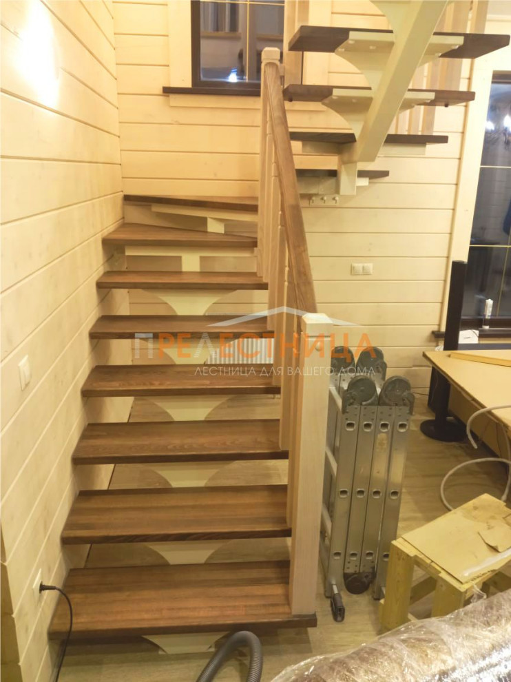 Источник вдохновения для домашнего уюта: п-образная металлическая лестница среднего размера с крашенными деревянными ступенями, деревянными перилами и деревянными стенами
