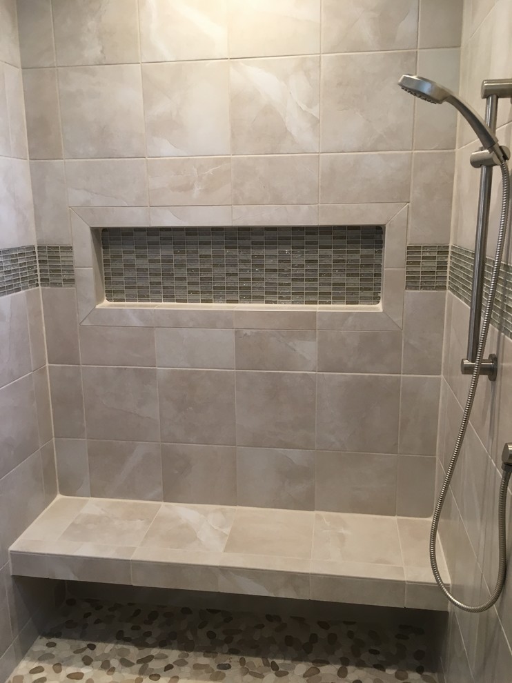 Großes Modernes Badezimmer En Suite mit offener Dusche, beigen Fliesen, Porzellanfliesen, grauer Wandfarbe, Kiesel-Bodenfliesen, beigem Boden und offener Dusche in Seattle