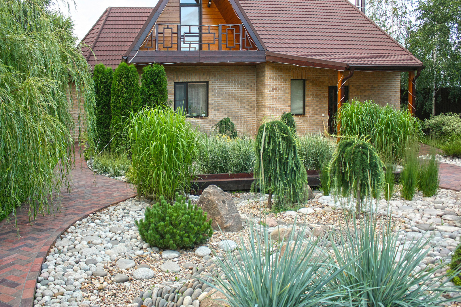 Ландшафтный дизайн участка с сухим ручьем в Боровском районе