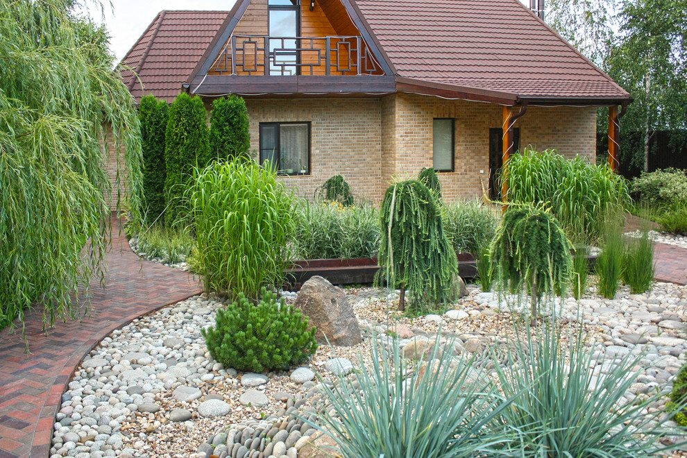 Ландшафтный дизайн участка с сухим ручьем в Боровском районе