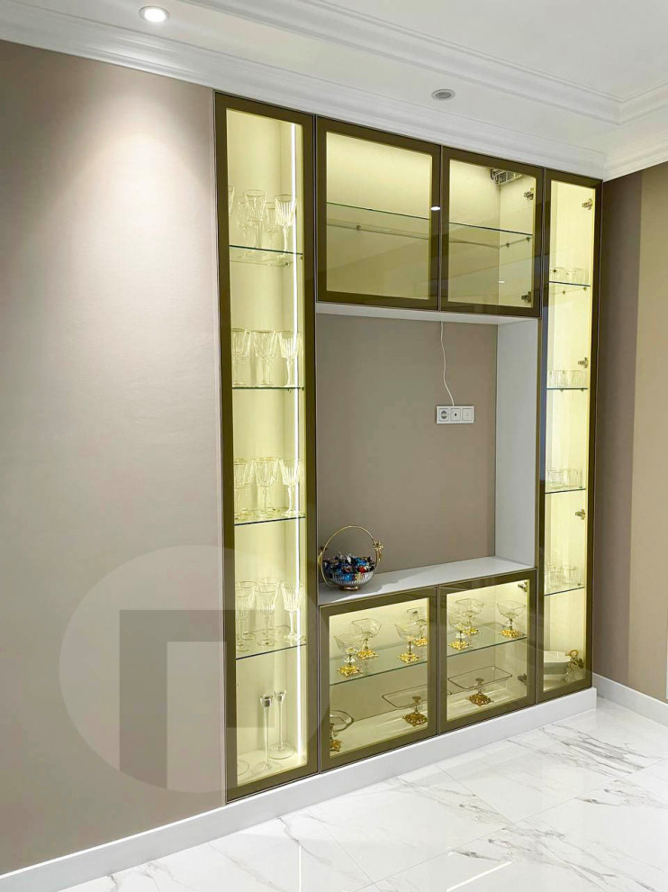 Шкаф со стеклянными фасадами