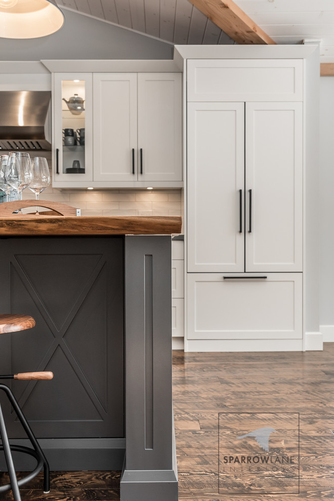 Transitional kitchen photo in Toronto
