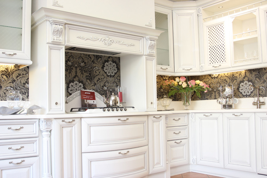 Белая кухня в викторианском стиле (реализованный проект)