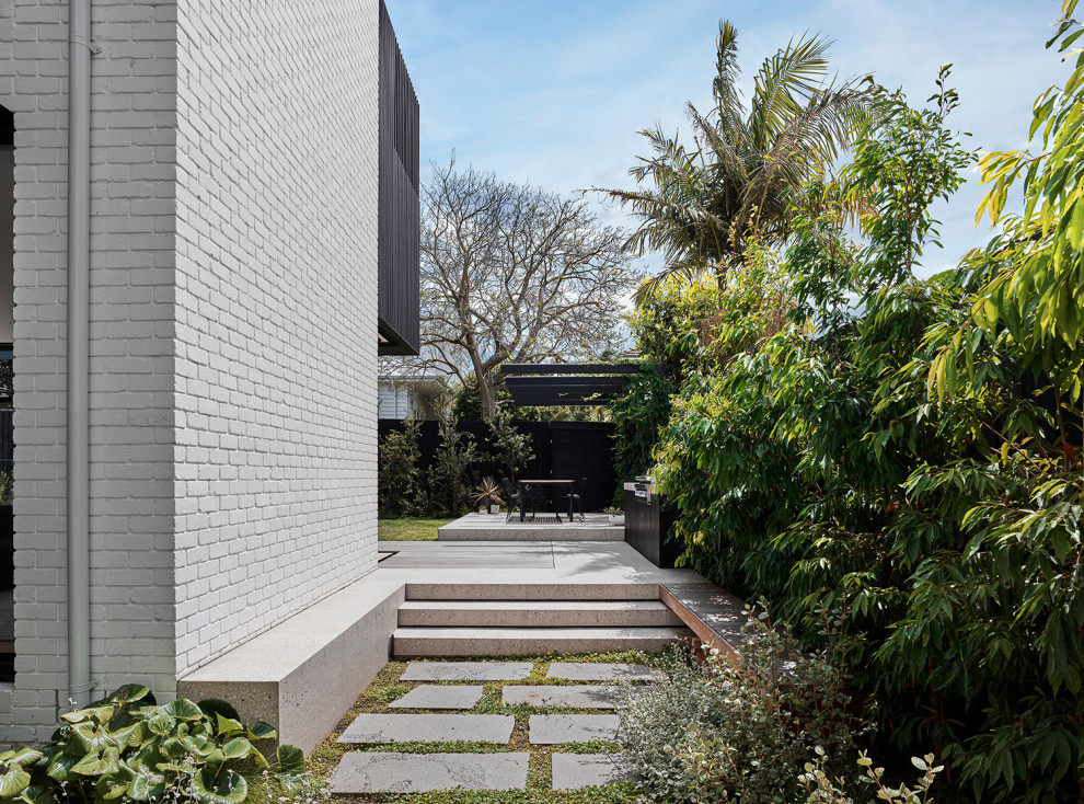 Esempio di un giardino moderno esposto in pieno sole di medie dimensioni e in cortile