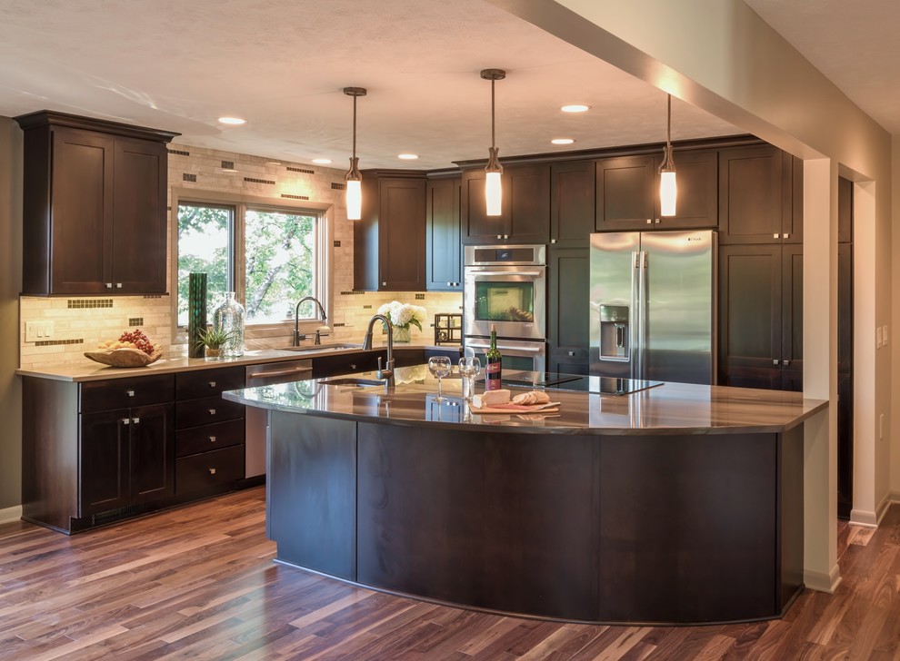 Eat-in kitchen - transitional l-shaped eat-in kitchen idea
