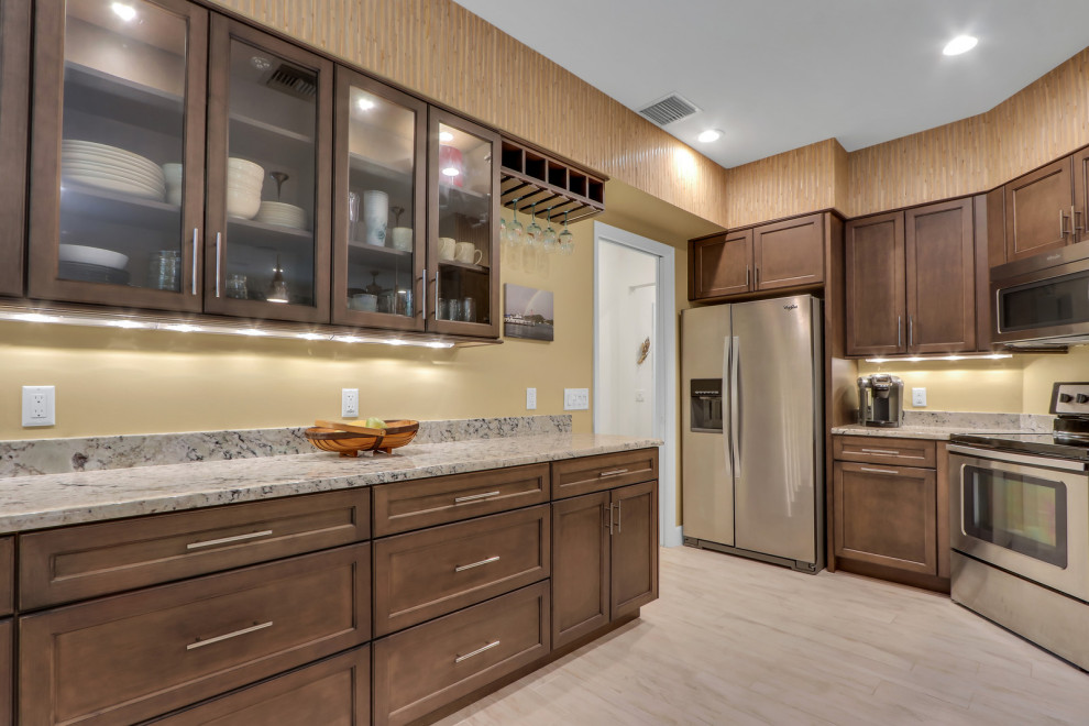 Kitchen - kitchen idea in Miami