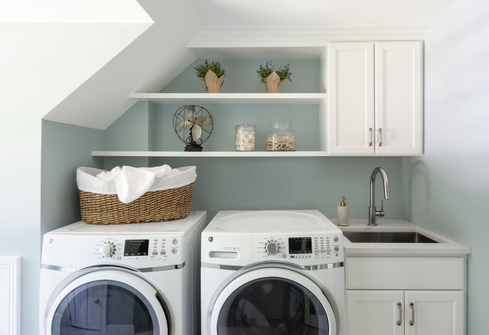 Klassische Waschküche mit Ausgussbecken, Schrankfronten im Shaker-Stil, weißen Schränken, Quarzwerkstein-Arbeitsplatte, blauer Wandfarbe, Keramikboden, Waschmaschine und Trockner nebeneinander, weißem Boden und weißer Arbeitsplatte in Boston