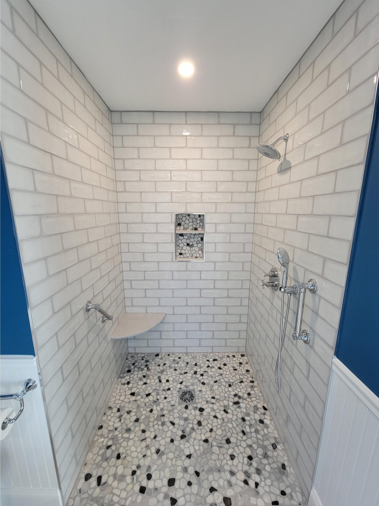 Идея дизайна: большая главная ванная комната в стиле неоклассика (современная классика) с фасадами с декоративным кантом, белыми фасадами, душем без бортиков, синими стенами, полом из керамогранита, врезной раковиной, столешницей из гранита, бежевым полом, открытым душем, нишей, тумбой под две раковины, напольной тумбой и панелями на стенах
