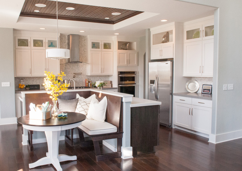 Kitchen - transitional kitchen idea in Milwaukee