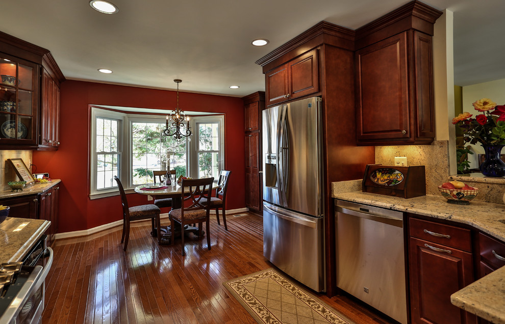 Example of a transitional kitchen design in DC Metro