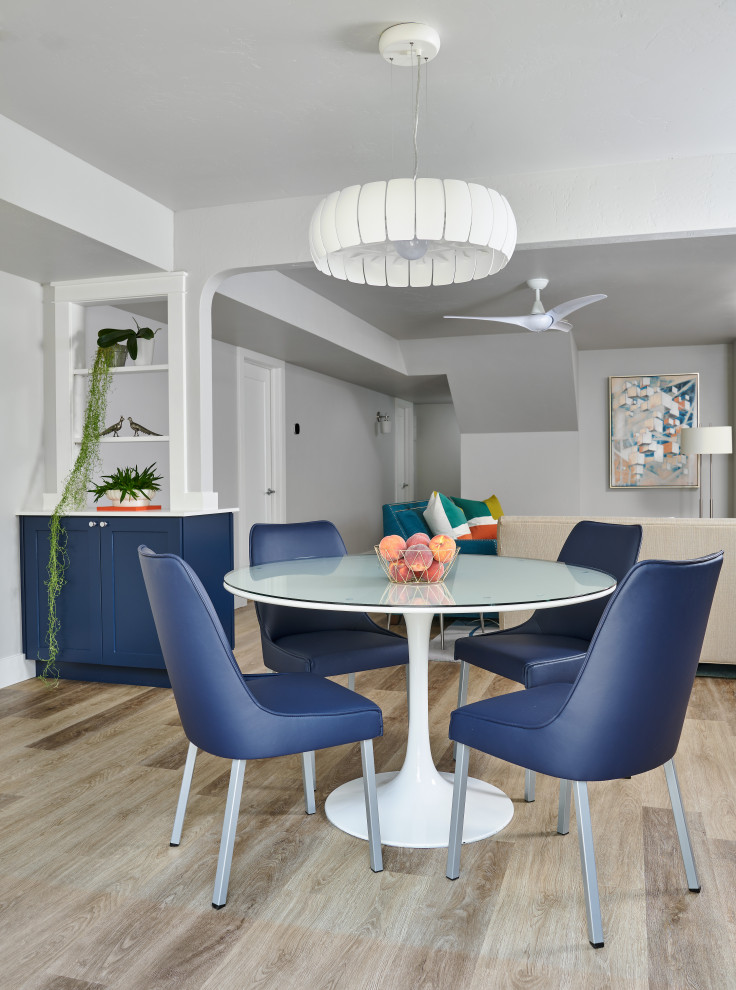 Aménagement d'une salle à manger moderne de taille moyenne avec une banquette d'angle, un mur gris, un sol en vinyl et un sol multicolore.