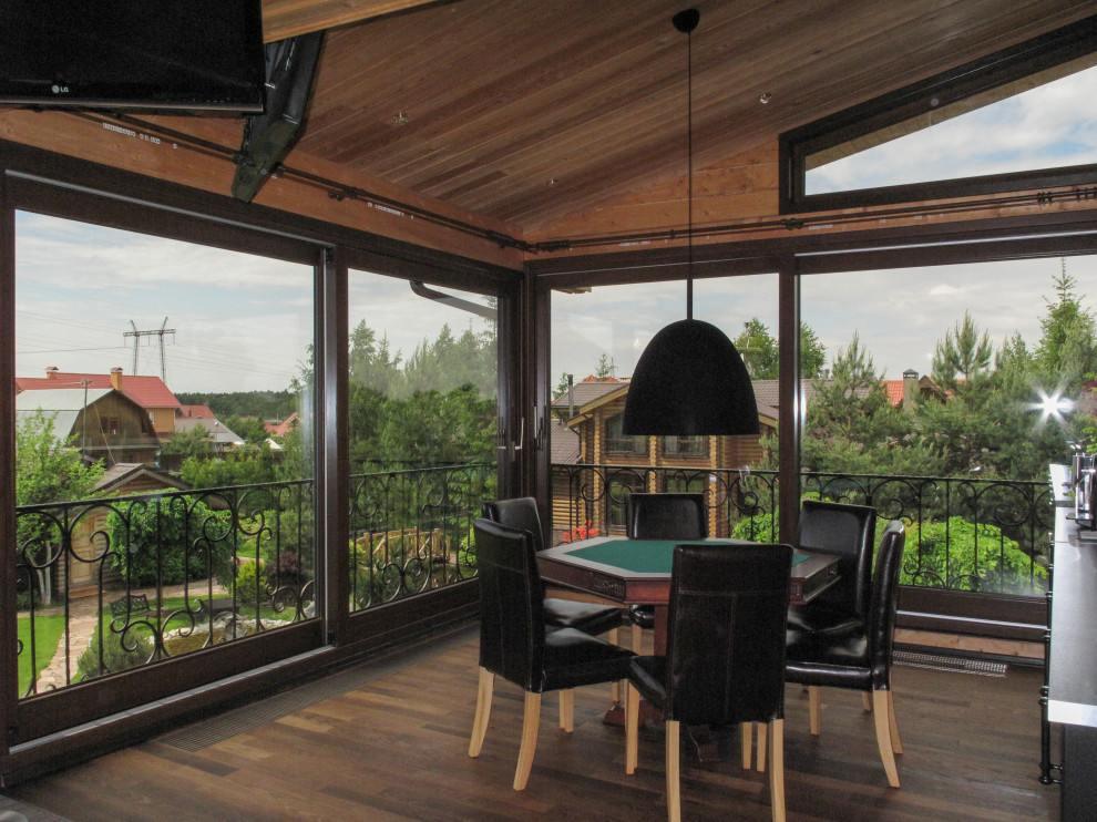 Панорамное остекление загородного дома окнами и порталами из сосны