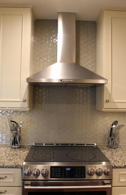 Medallion Painted White Chocolate Kitchen Cabinets with Petal Mosaic