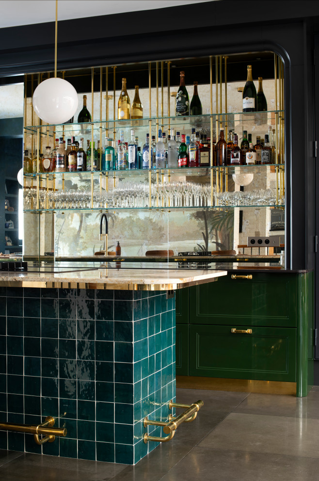 Immagine di un grande angolo bar minimalista con lavello sottopiano, ante verdi, top in quarzite, paraspruzzi a specchio, pavimento con piastrelle in ceramica, pavimento nero e top multicolore