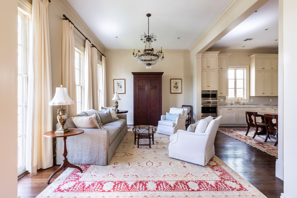 Example of a classic living room design in New Orleans