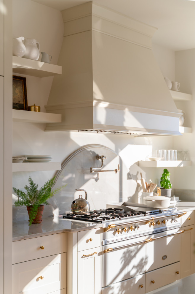 Transitional kitchen photo in Vancouver
