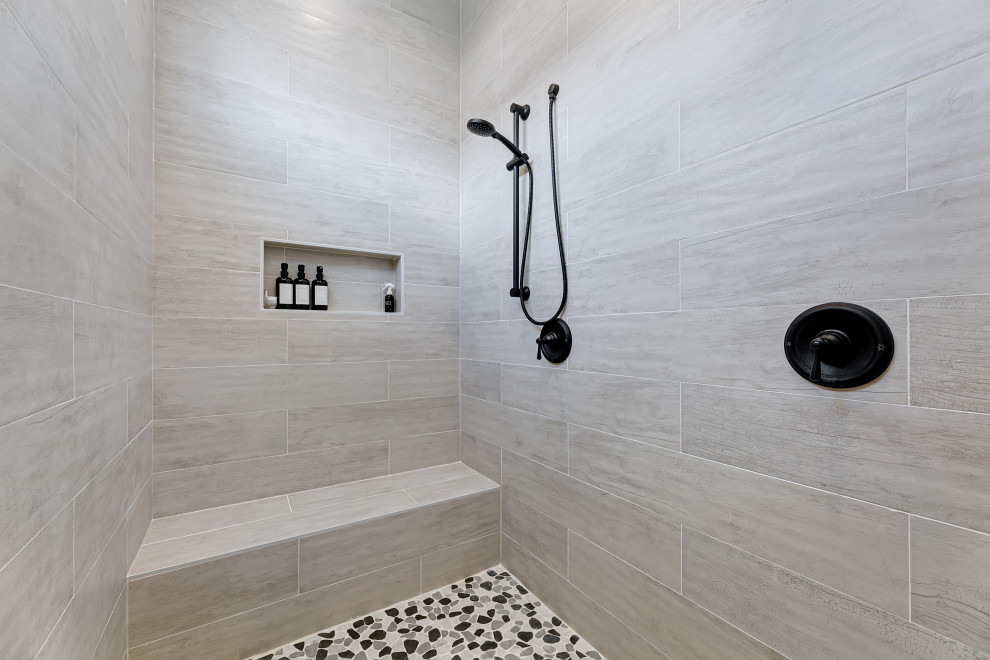 Example of a cottage bathroom design in Boise