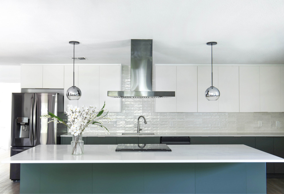 Immagine di una cucina minimalista di medie dimensioni con lavello sottopiano, ante lisce, top in quarzo composito, paraspruzzi bianco, paraspruzzi in gres porcellanato, elettrodomestici neri e top bianco