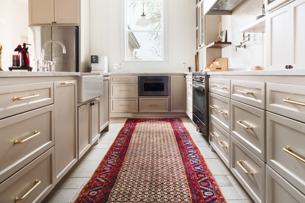 Kitchen - transitional kitchen idea in Austin