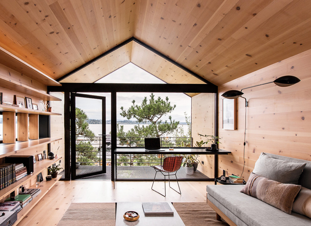 Esempio di un piccolo soggiorno design aperto con parquet chiaro, nessuna TV, soffitto in legno e pareti in legno