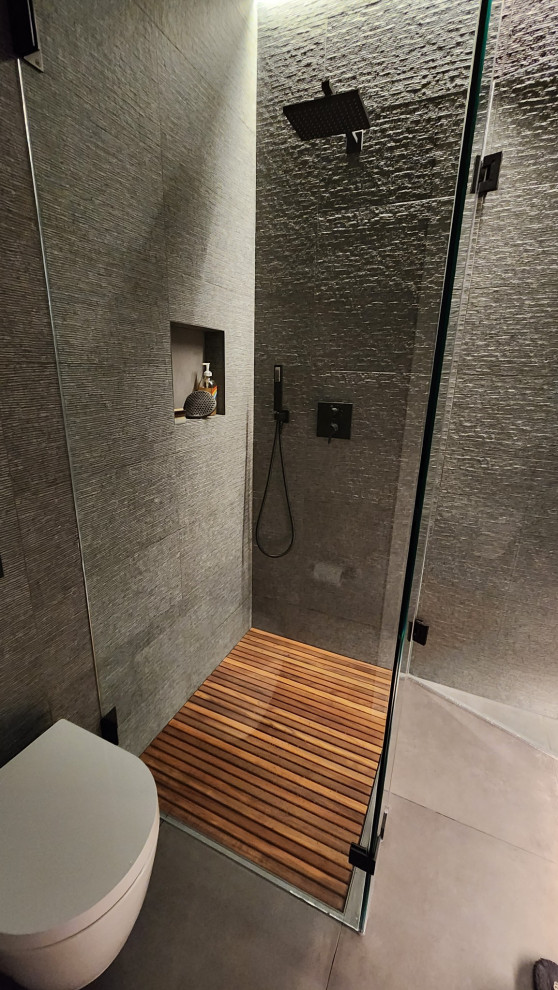 Свежая идея для дизайна: ванная комната среднего размера в стиле модернизм с инсталляцией, серой плиткой, керамической плиткой, серыми стенами, полом из керамической плитки и серым полом - отличное фото интерьера