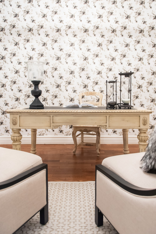 Example of a transitional home design design in Toronto