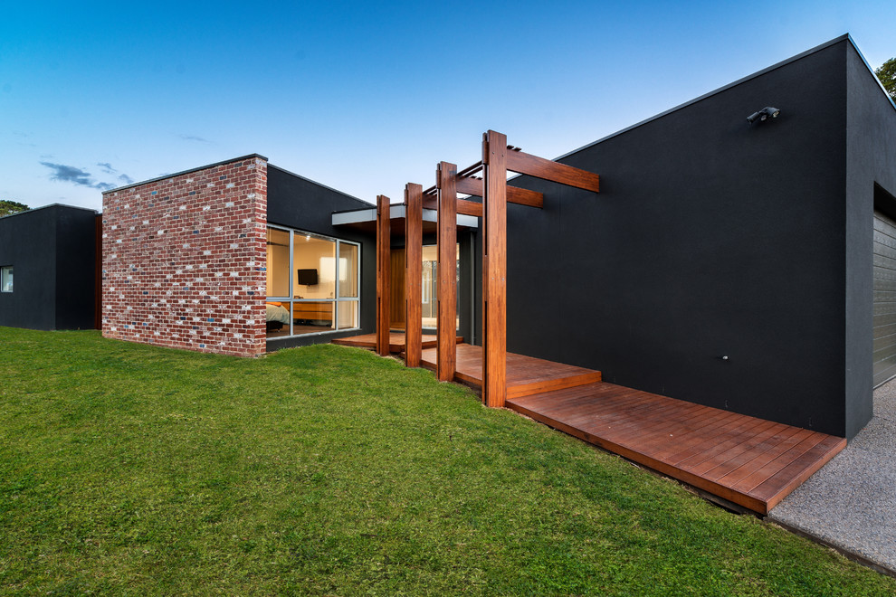 This is an example of a mid-sized contemporary exterior in Melbourne.