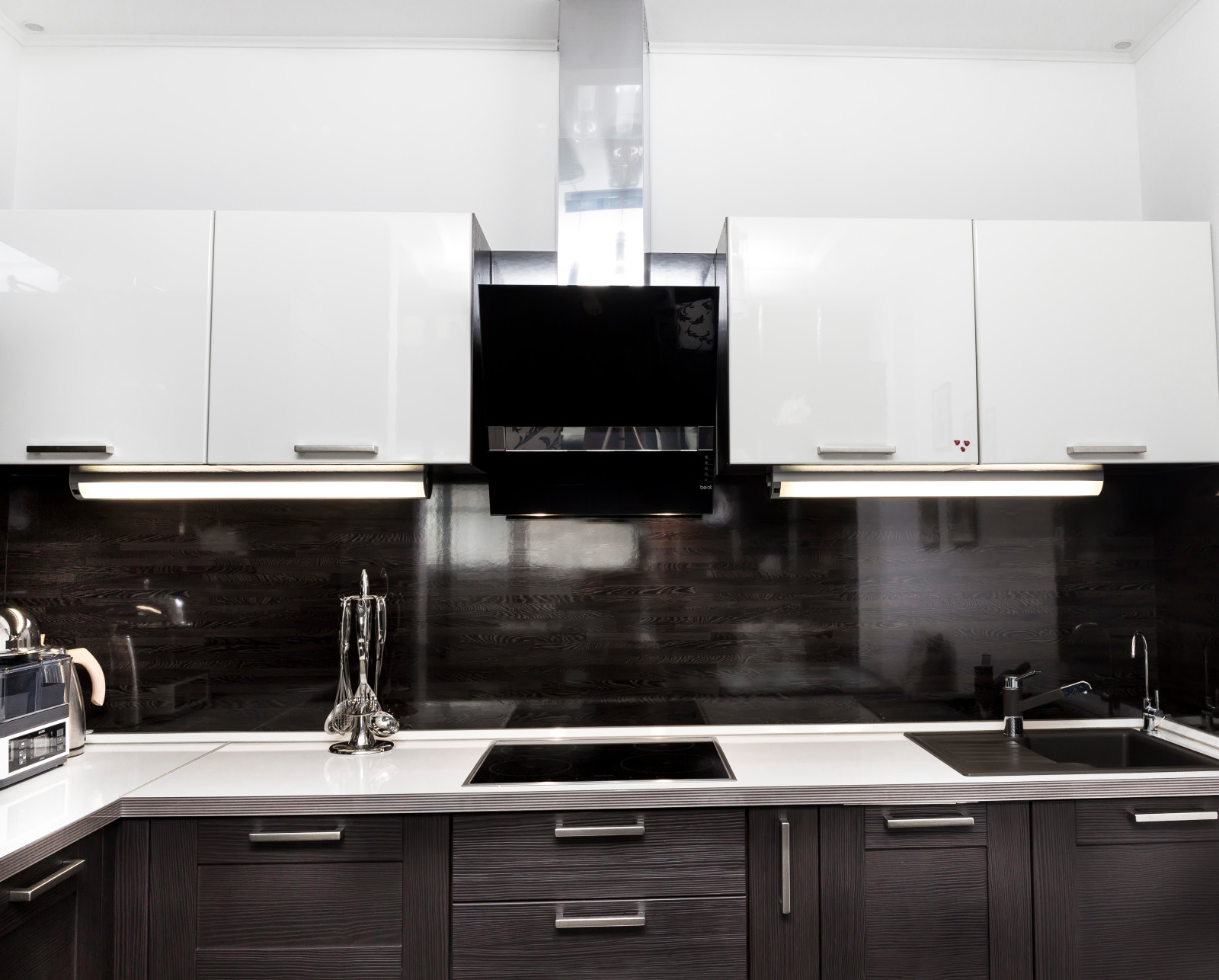 2-х комнатная квартира в черно-белых тонах с акцентами красного