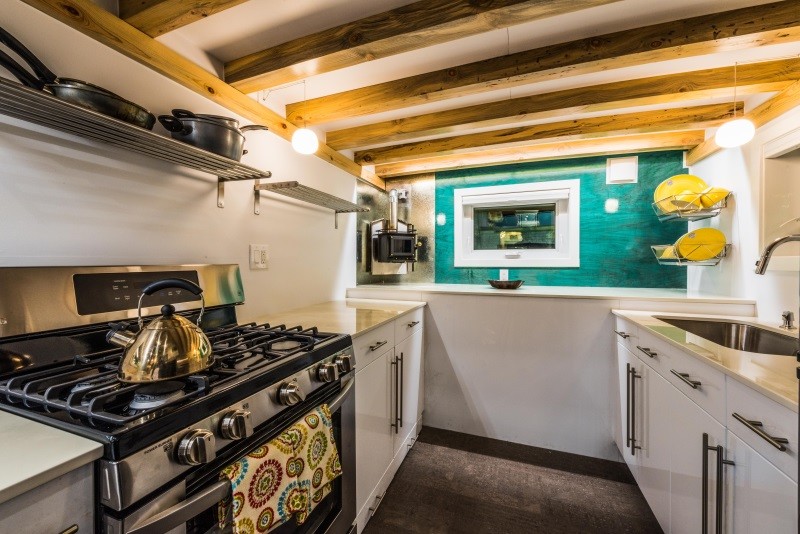 Living BIG in a tiny house Modern Küche Edmonton von Kitchen