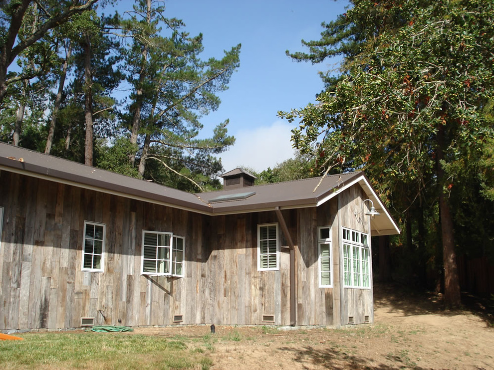 Example of a mountain style home design design in San Francisco