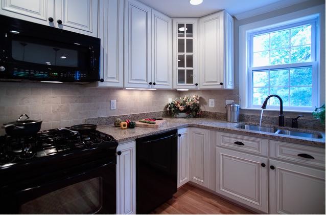 Kitchen - transitional kitchen idea in Wilmington