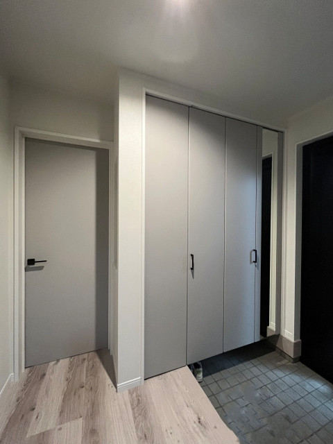 大容量の玄関収納 moderno-ingresso