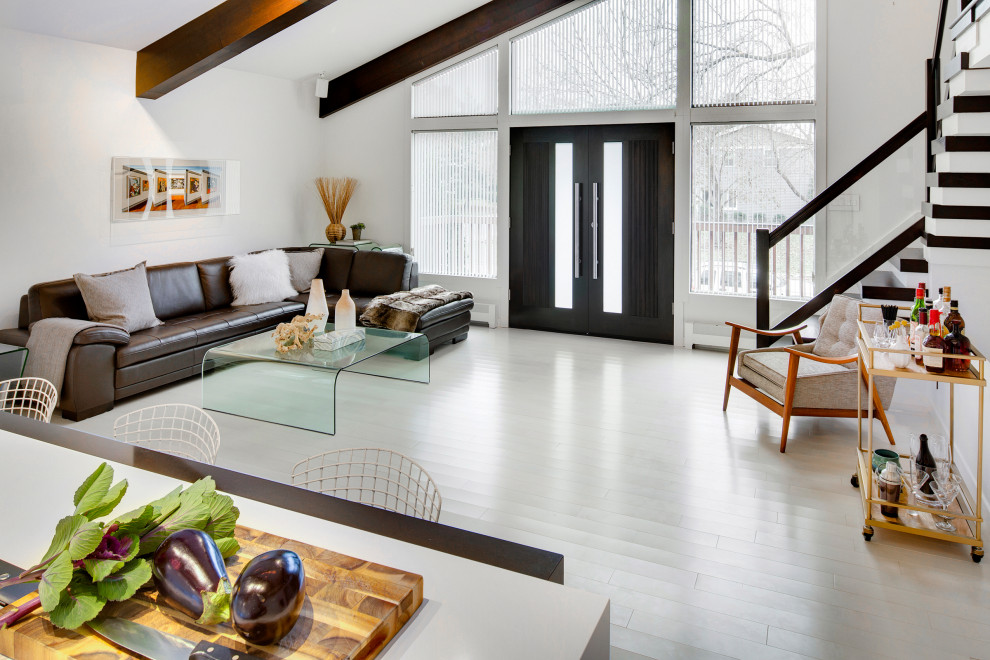 Mid-sized modern living room with light hardwood floors and white floor.