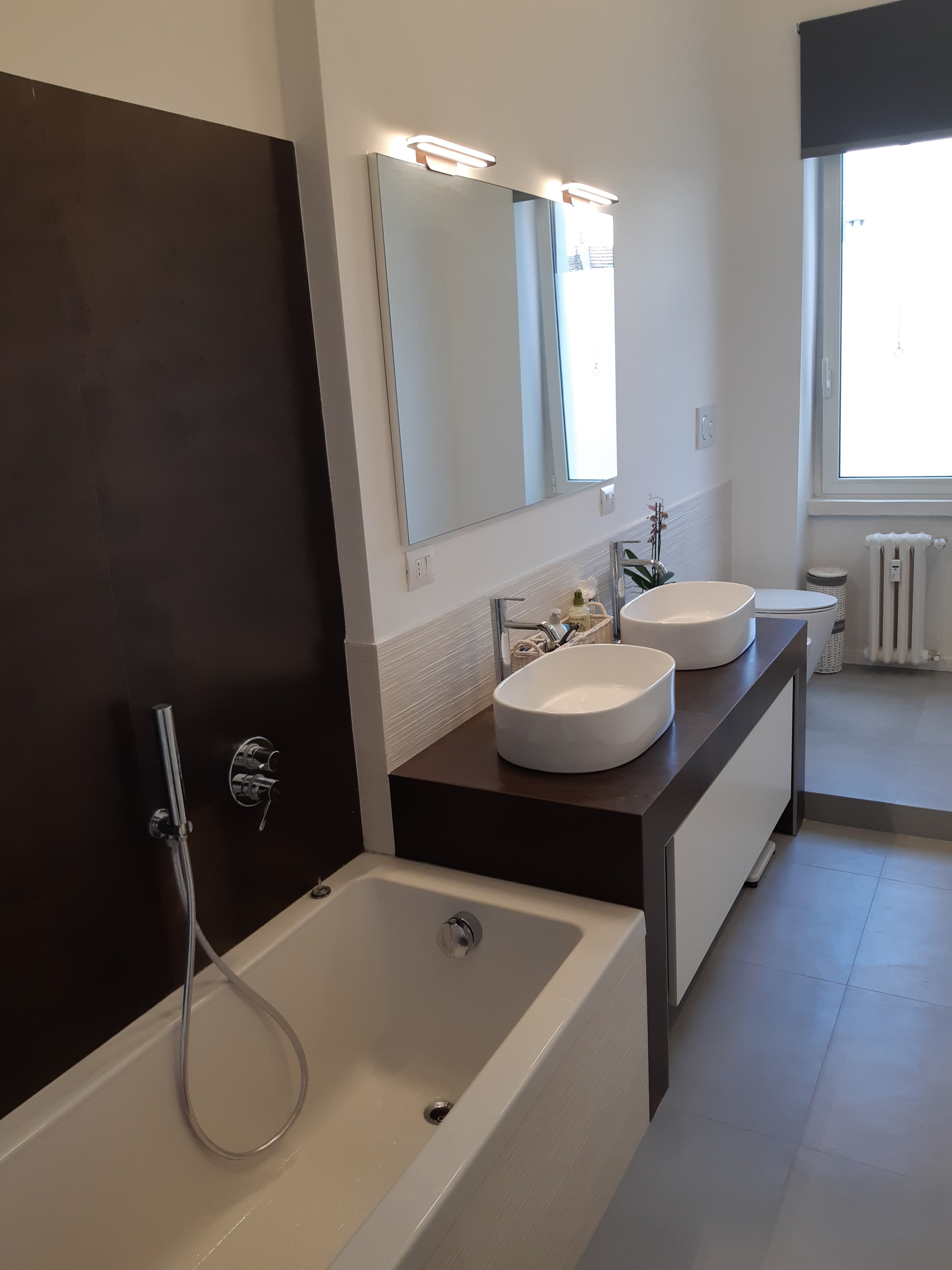 VIA PACINI | Bagno con vasca e lavabo doppio