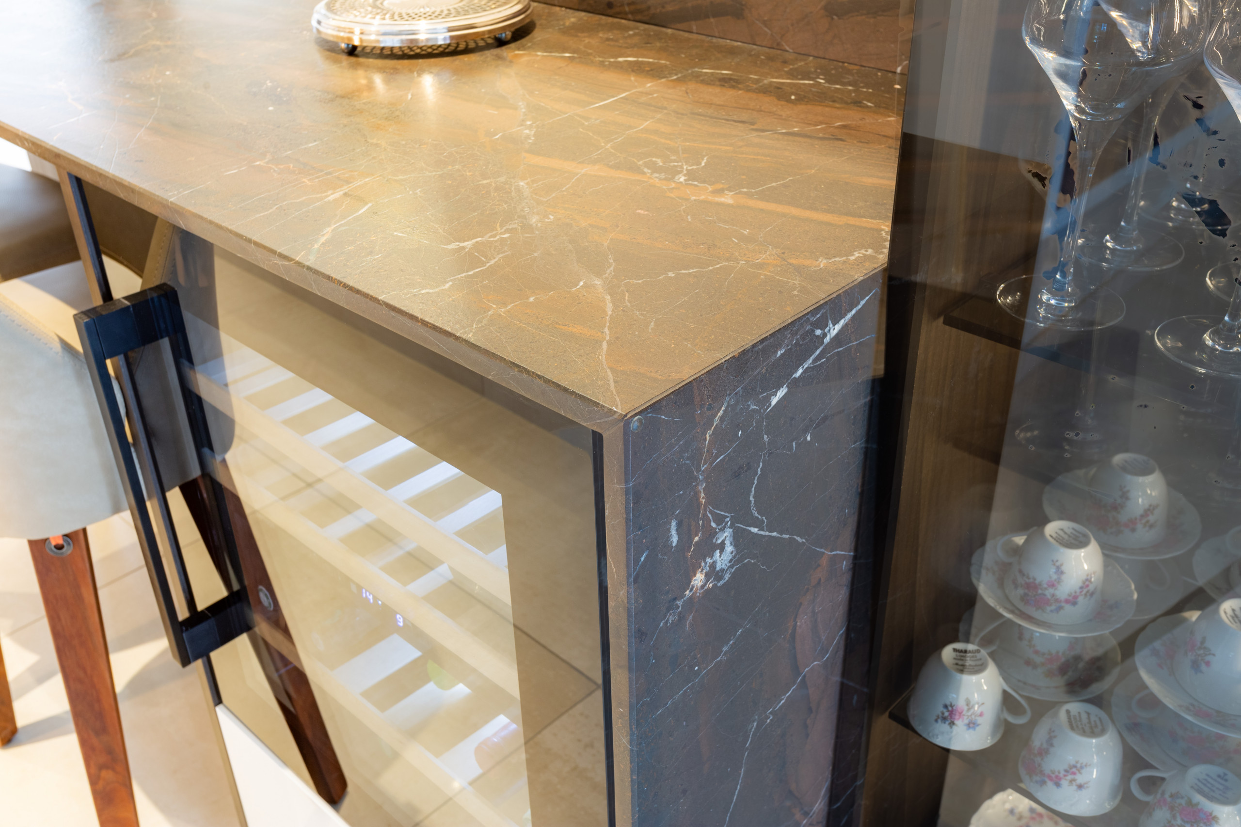 Création d'une cuisine chic dans une maison contemporaine aux finitions soignées