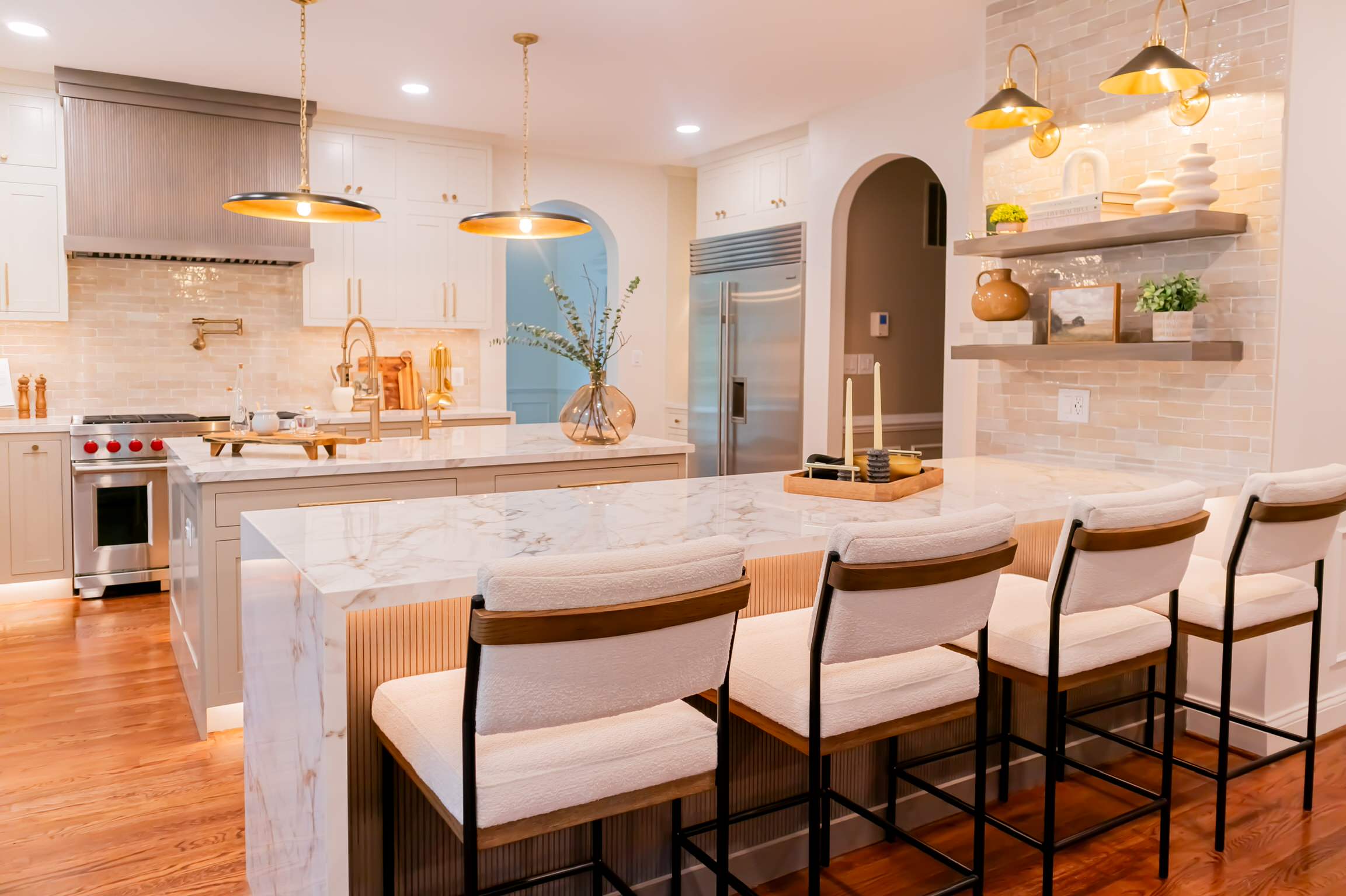 A timeless kitchen, curated with neutral tones, textures, and depth. We are completely in love with every detail from the fluted hood and peninsula, fluted fire clay sink, lux gold knurled hardware, a