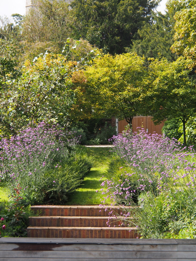Photo of a traditional backyard garden in London with a garden path.