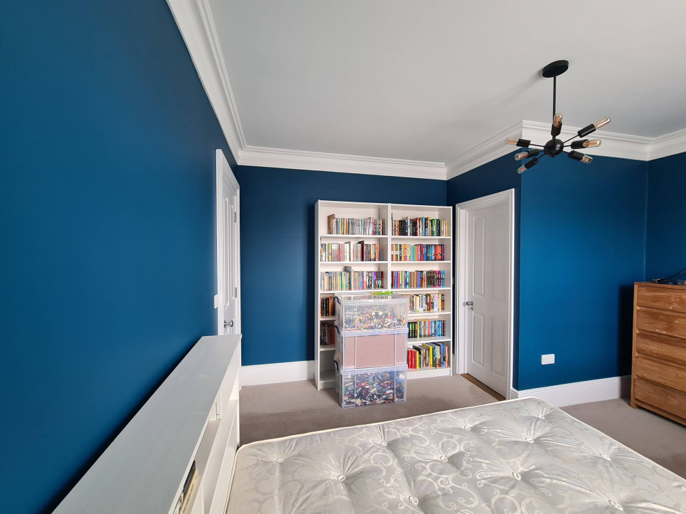 Aménagement d'une grande chambre classique avec un mur bleu, un sol beige et un plafond décaissé.